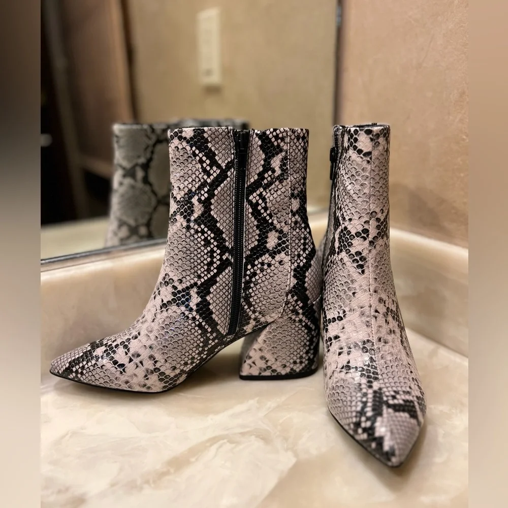 NEW AQUA Womens Beige Snake Print Padded Marlo Pointed Toe Block Heel Boot sz 7 - Picture 2 of 9
